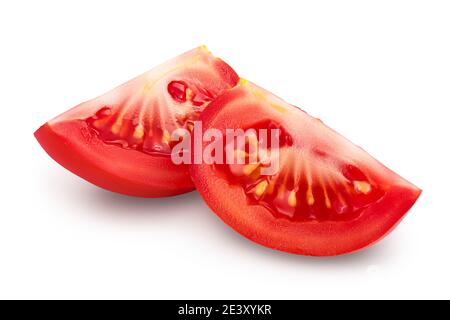 Tranches de tomate isolées sur fond blanc avec passe-fil et profondeur de champ totale. Banque D'Images