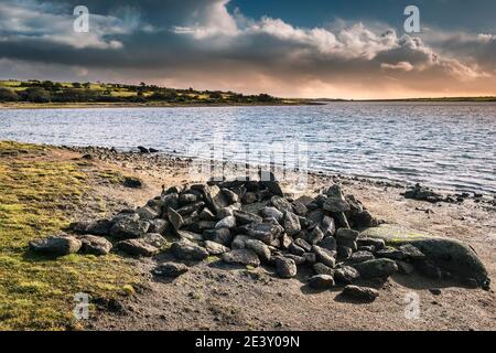 Une pile de rochers sur la rive du lac Colliford, sur la Moor Bodmin, dans les Cornouailles. Banque D'Images