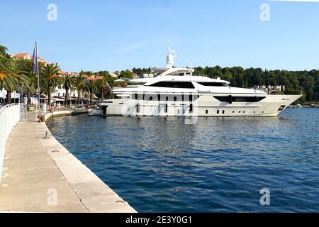 Croatie: Cavtat. L'île de Man a enregistré un super yacht à moteur de luxe de 46m, Lammouche, ancré dans la petite station balnéaire. Banque D'Images