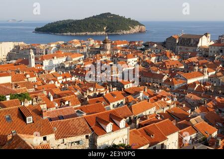 Croatie: Dubrovnik. Vue sur le toit de la vieille ville depuis les remparts. En arrière-plan, l'île de Lokrum Banque D'Images