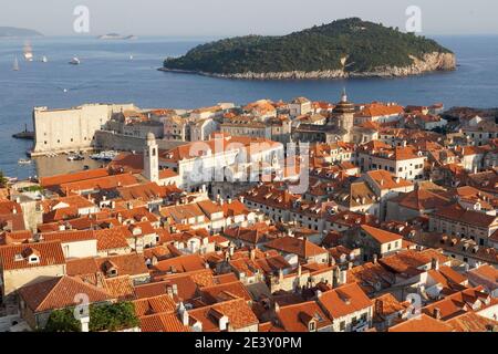 Croatie: Dubrovnik. Vue sur le toit de la vieille ville depuis les remparts. En arrière-plan, l'île de Lokrum Banque D'Images