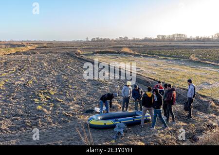 Les réfugiés syriens, afghans et autres préparent leurs bateaux pour traverser la frontière grecque depuis la Turquie Banque D'Images