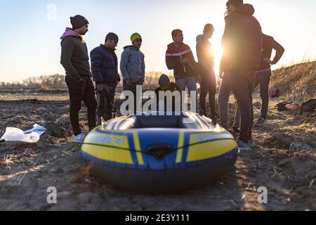 Les réfugiés syriens, afghans et autres préparent leurs bateaux pour traverser la frontière grecque depuis la Turquie Banque D'Images