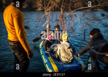 Les réfugiés syriens, afghans et autres préparent leurs bateaux pour traverser la frontière grecque depuis la Turquie Banque D'Images