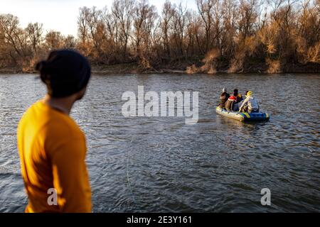 Les réfugiés syriens, afghans et autres préparent leurs bateaux pour traverser la frontière grecque depuis la Turquie Banque D'Images