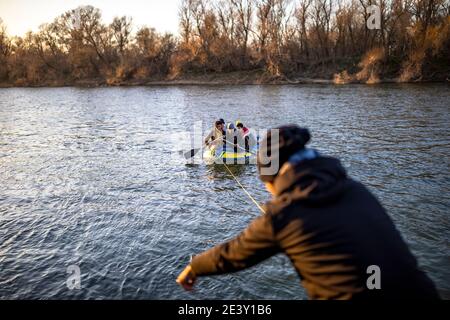 Les réfugiés syriens, afghans et autres préparent leurs bateaux pour traverser la frontière grecque depuis la Turquie Banque D'Images