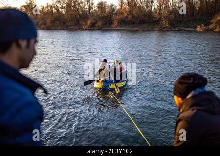 Les réfugiés syriens, afghans et autres préparent leurs bateaux pour traverser la frontière grecque depuis la Turquie Banque D'Images