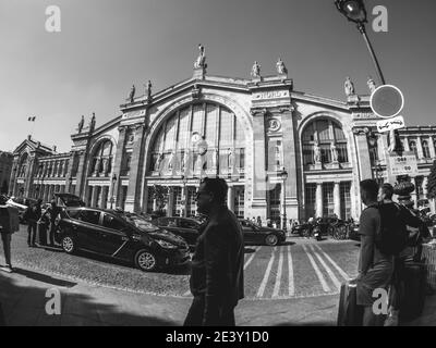 Paris, France - 20 mai 2018 : image en noir et blanc d'une vue ultra grand angle de la rue française avec le grand bâtiment emblématique de la signalisation Gare du Nord une grande foule de personnes se déplaçant à l'époque de la pré-Covid Banque D'Images