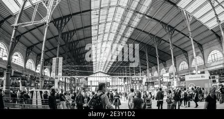 Paris, France - 20 mai 2018 : vue ultra grand-angle de groupe de touristes avec bagages à l'intérieur de la grande Gare du Nord - image en noir et blanc Banque D'Images