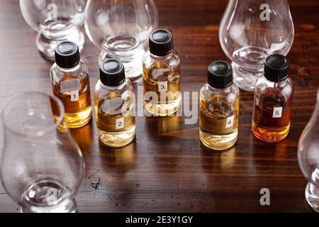 bouteilles de dégustation et verres de whisky alcool cognac. dégustation à la maison Banque D'Images