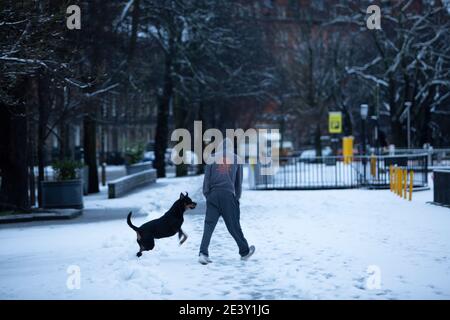 Édimbourg, Royaume-Uni. 21 janvier 2021. Météo écossaise, Storm Christoph laisse de la neige pour profiter de certains locaux à Édimbourg. Les membres du public aiment la neige avec son chien. Credit: Pako Mera/Alay Live News Banque D'Images