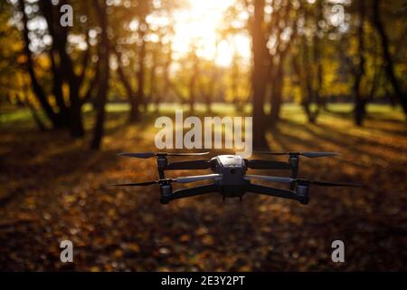 Utilisation d'un drone en automne. Vol dans le parc Banque D'Images