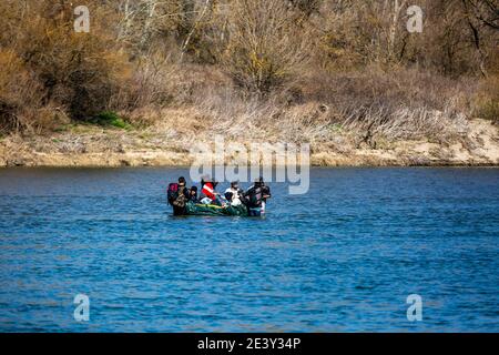 Edirne, Turquie - 4 mars 2020 : des réfugiés syriens, afghans et autres tentent d'atteindre l'Europe par bateau, de l'autre côté de la frontière grecque, depuis la Turquie Banque D'Images