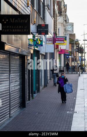 Southend on Sea, Essex, Royaume-Uni. 21 janvier 2021. Les gens font du shopping et se dirigent vers le travail le long de la rue High Street en difficulté de la ville. La plupart des entreprises de la ville de High Street sont fermées, et certains ont disparu pour de bon Banque D'Images