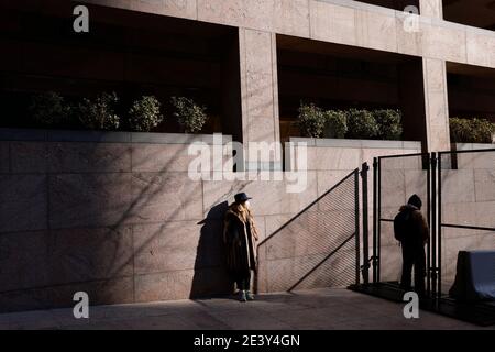 Les participants à l'inauguration attendent de voir le défilé d'inauguration du président Joe Biden et du vice-président Kamala Harris le long de Pennsylvania Avenue, mais Biden a utilisé une autre route. Banque D'Images