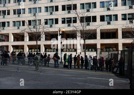 Les participants à l'inauguration attendent en vain des heures en file d'attente pour les 25 places le long de Pennsylvania Avenue pour assister au défilé d'inauguration du président Joe Biden et du vice-président Kamala Harris. Banque D'Images