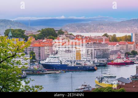 Bergen, Norvège - 30 juillet 2018 : vue aérienne sur la ville avec maisons traditionnelles colorées et port au coucher du soleil Banque D'Images