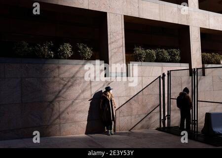 Washington, Columbia, États-Unis. 20 janvier 2020. Les participants à l'inauguration attendent de voir le défilé d'inauguration du président Joe Biden et du vice-président Kamala Harris le long de Pennsylvania Avenue, mais Biden a utilisé une autre route. Crédit : Jeremy Hogan/SOPA Images/ZUMA Wire/Alay Live News Banque D'Images