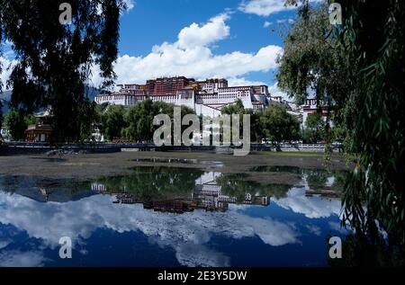 Magnifique paysage du palais du Potala, reflété dans le lac. Banque D'Images