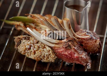 côtes d'agneau fraîchement grillées et sauce Banque D'Images