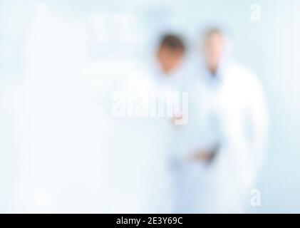 image floue des médecins se trouvant dans le couloir de l'hôpital. Banque D'Images