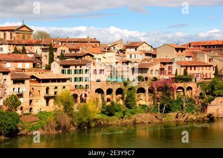 Vue sur Albi (France) les maisons anciennes colorées et le Tarn depuis le palais de l'évêque. Banque D'Images