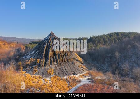 Salgótarján, Zagyvaróna, Hongrie - vue aérienne incroyable de tas de scories abandonnés couverts de neige et d'herbe contre le ciel bleu, paysage d'hiver. Hongrois Banque D'Images