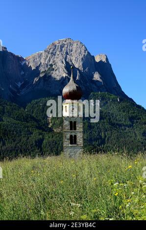 SEIS, Italie, église flèche de Saint Valentin avec la montagne Punta Santner Banque D'Images