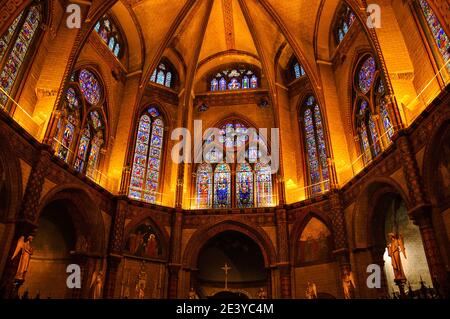 Intérieur de la cathédrale Cahors avec des anges dorés et des vitraux. La cathédrale de Cahors est l'un des sites français sur les routes de Saint-Jacques-de-Compostelle Banque D'Images