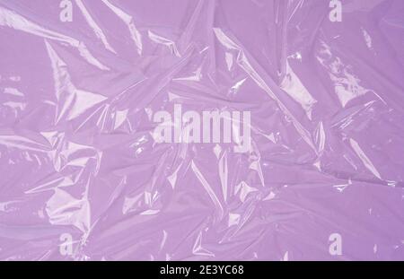 texture de polyéthylène transparent froissé sur fond violet, plein format Banque D'Images