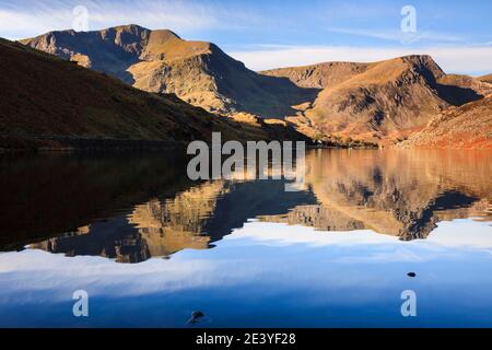 Eau encore du lac Llyn Ogwen reflétant les montagnes y Garn et Foel Goch dans le parc national de Snowdonia. Ogwen Valley, Gwynedd, pays de Galles du Nord, Royaume-Uni, Grande-Bretagne Banque D'Images