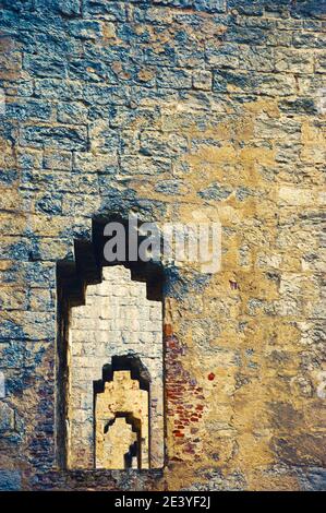 Cadres de fenêtres dans les murs du pont Valentre à Cahors (France). Arrière-plan abstrait. Photo rétro Banque D'Images