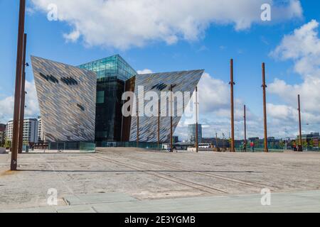 Détail de la façade du Titanic Belfast, musée, attraction touristique et monument du patrimoine maritime de Belfast Banque D'Images