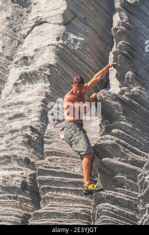 Homme grimpant sur les falaises de Bassiluzzo Banque D'Images