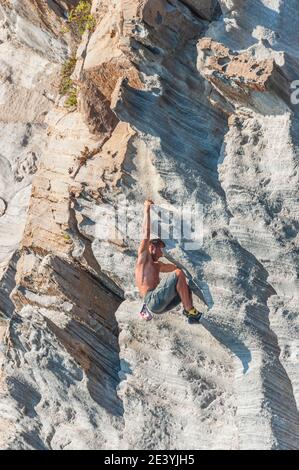 Homme grimpant sur les falaises de Bassiluzzo Banque D'Images