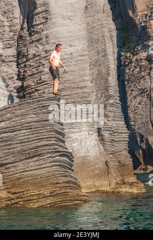 Man jumping de falaise Banque D'Images