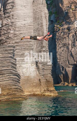 Man jumping de falaise Banque D'Images