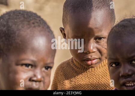 Enfants dans un village Dogon, Sanga, Mali Banque D'Images