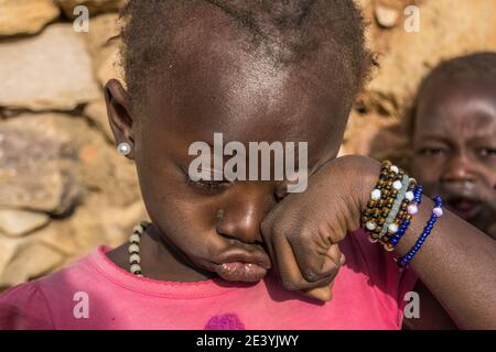 Enfants dans un village Dogon, Sanga, Mali Banque D'Images