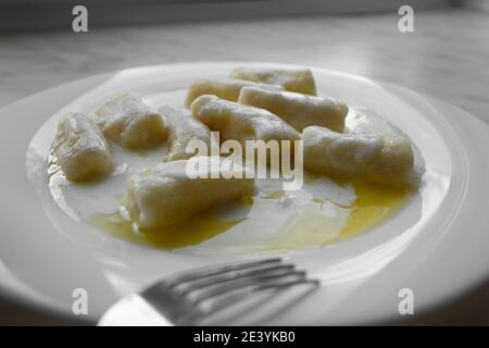 Gros plan de boulettes paresseuses avec fromage cottage ou boulettes sans garniture - plat léger slave, nourriture végétarienne, petit déjeuner sain Banque D'Images