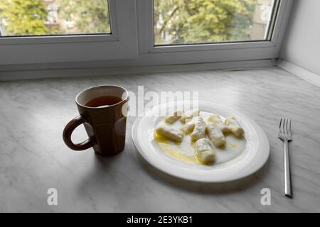 Gros plan de boulettes paresseuses avec fromage cottage ou boulettes sans garniture - plat léger slave, nourriture végétarienne, petit déjeuner sain Banque D'Images