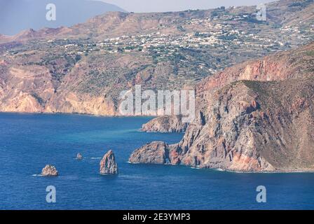 Vue panoramique sur la côte ouest de Lipari depuis le cratère du volcan Banque D'Images