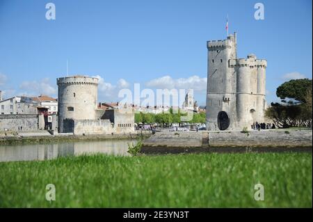 La Rochelle (centre-ouest de la France) : tours à l'entrée du Vieux Port. Les deux tours 'tour de la Chaine' (à gauche) et 'tour Saint-Nicolas' (r Banque D'Images