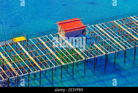 Sorrente, Italie. Bientôt, les transats sur le plateau de baignade seront de nouveau visibles. Les travaux de rénovation seront terminés à temps. Banque D'Images