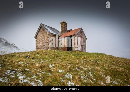 Un petit cottage écossais dans une tempête de neige Banque D'Images