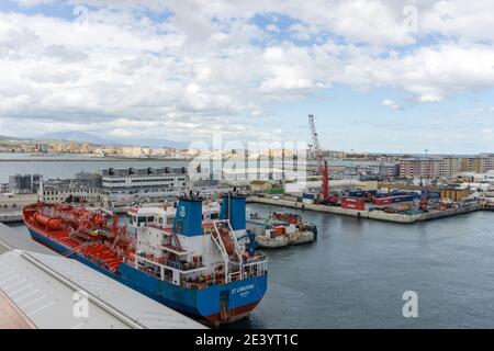Vue depuis la poupe du bateau de croisière P&O Aurora sur les quais de Gibraltar. Banque D'Images