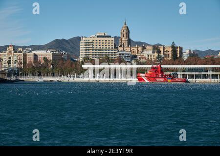 Vue sur Malaga depuis le port, Andalousie, Espagne. Banque D'Images