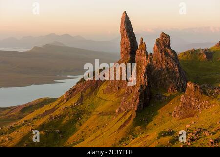 Feu du matin sur le vieil homme de Storr sur l'île de Skye, Écosse, Royaume-Uni. Banque D'Images