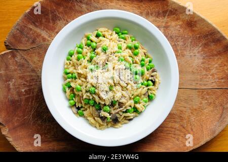 pesto aux pois verts, pâtes orzo et champignons sautés Banque D'Images