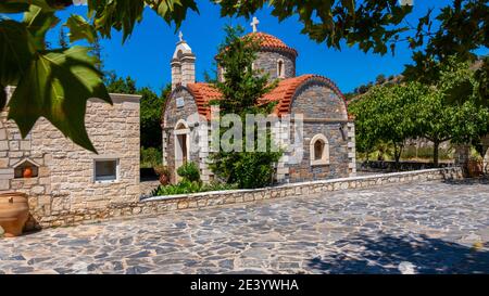 Arkadi, Grèce - 19 août 2020 - petite chapelle en face du monastère d'Arkadi, sur l'île grecque de Crète Banque D'Images